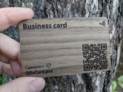 Умная визитка из дерева Африканского ореха с NFC чипом и QR-кодом, лазерная гравировка