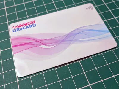 Умная NFC визитка из влагостойкого пластика c QR-кодом в стандартном-светлом дизайне