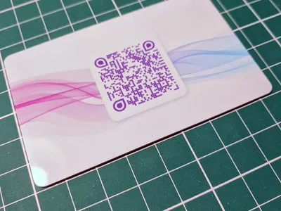 Умная NFC визитка из влагостойкого пластика c QR-кодом в стандартном-светлом дизайне