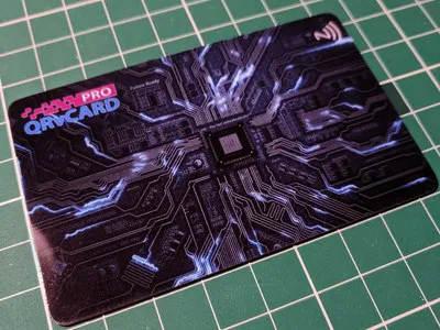 Умная NFC визитка c QR-кодом из влагостойкого пластика в стандартном-темном дизайне