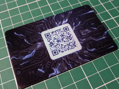 Умная NFC визитка c QR-кодом из влагостойкого пластика в стандартном-темном дизайне