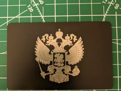 Металлическая визитка с NFC чипом черного цвета с лазерной гравировкой