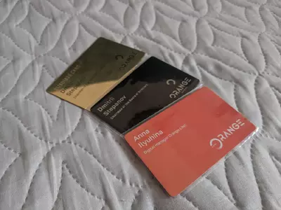 Три варианта NFC визиток из пластика, черной стали и золотого цвета для МЕЖДУНАРОДНОГО КОНЦЕРНА Orange group